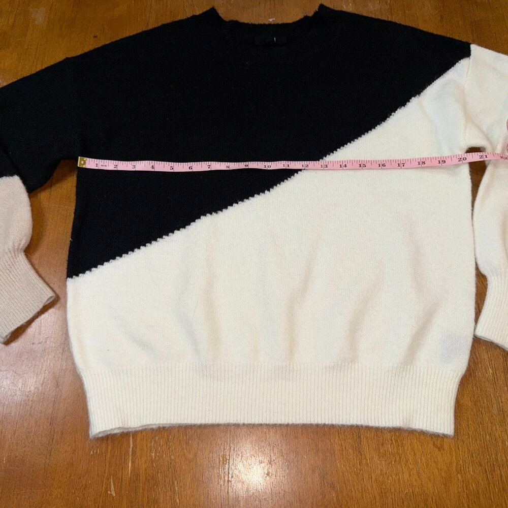 E & M Black and White Colorblock Sweater – Women’s Size Medium - Picture 5 of 9